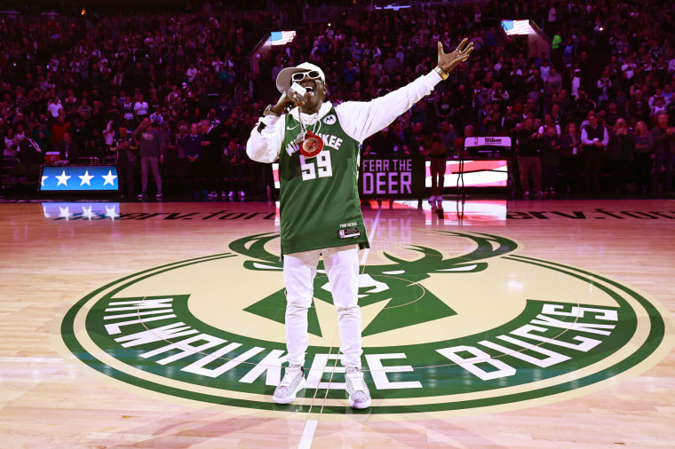 Flavor Flav sings national anthem at Milwaukee Bucks game