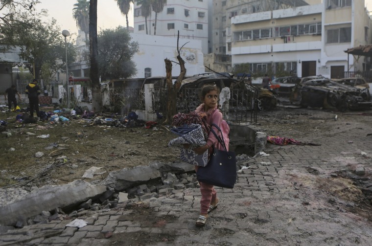 Una niña pasa frente al hospital al-Ahli, destruido por una explosión en Ciudad Gaza el 17 de octubre de 2023.