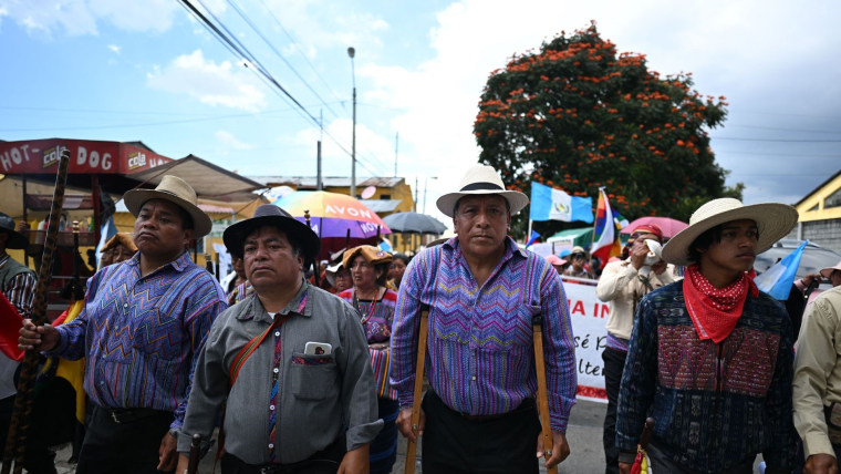 Guatemaltecos de orígenes maya kaqchiquel participan en una marcha pacífica en protesta contra el Ministerio Público, el 13 de octubre de 2023