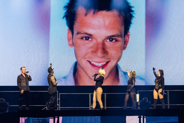 S Club paying tribute to Paul during their show.