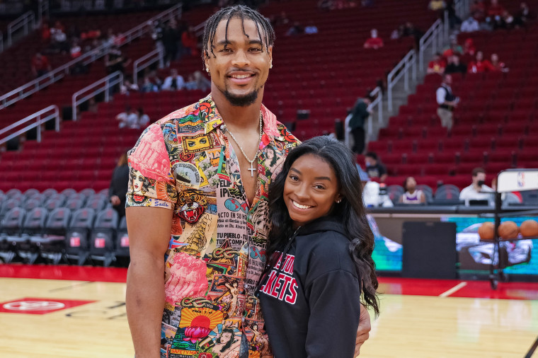 Simone Biles and Jonathan Owens  at a Houston Rockets game in 2021.