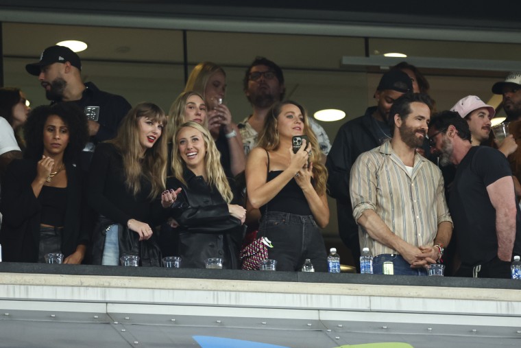 Taylor Swift Cheers on Travis Kelce at Chiefs-Jets