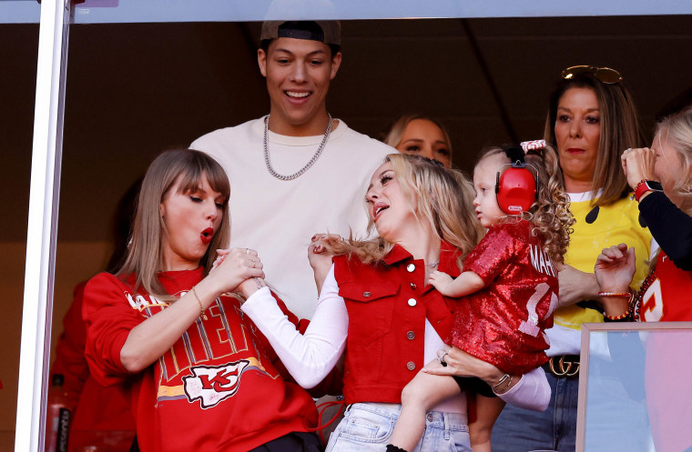 Taylor Swift and Brittany Mahomes 