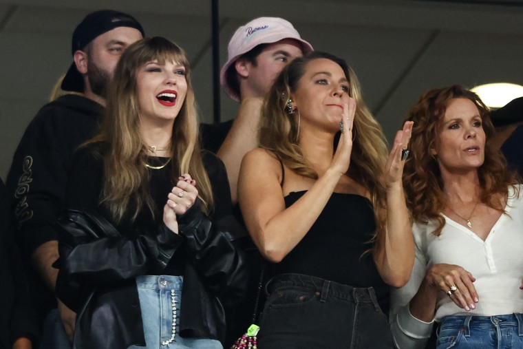 Taylor Swift backs rumored beau Travis Kelce at Chiefs game - Los