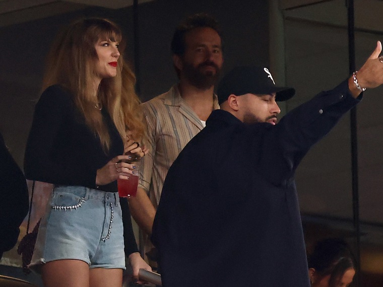 Travis Kelce Reacts to Having Taylor Swift at Chiefs vs. Jets Game - E!  Online