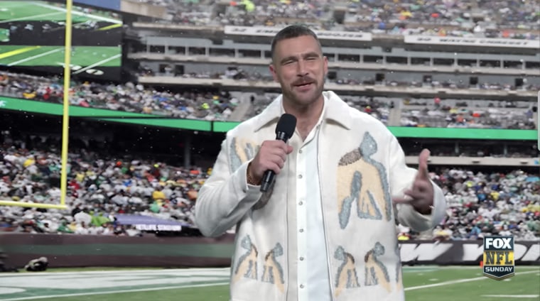 Travis Kelce makes guest "SNL" appearance.