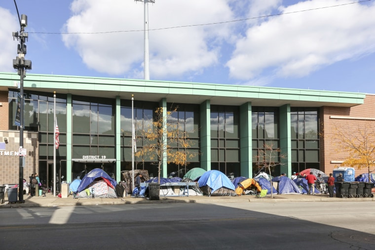 IL: First snow and cold snap of season for Chicago migrants sheltering outside in tents