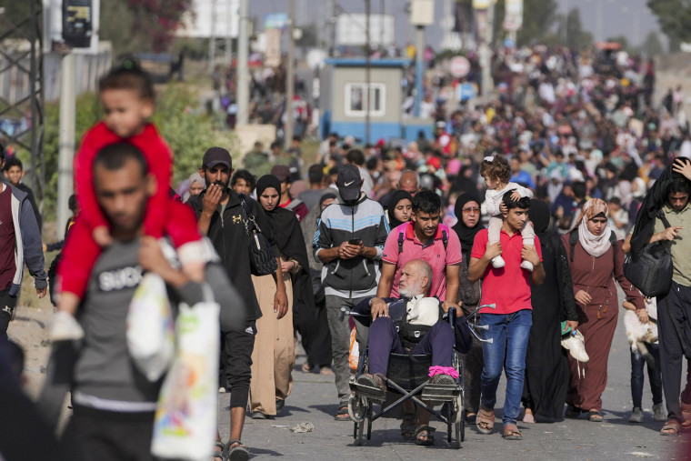 Palestinians flee to the southern Gaza Strip on Salah al-Din Street in Bureij.