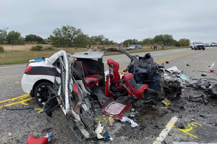 8 people killed when driver suspected of human smuggling crashes in Texas