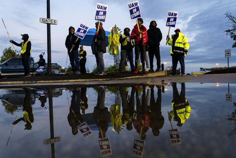 Factory workers and UAW union members form a picket line outside the Ford Motor Co. Kentucky Truck Plant in the early morning hours, in Louisville, Kentucky. 