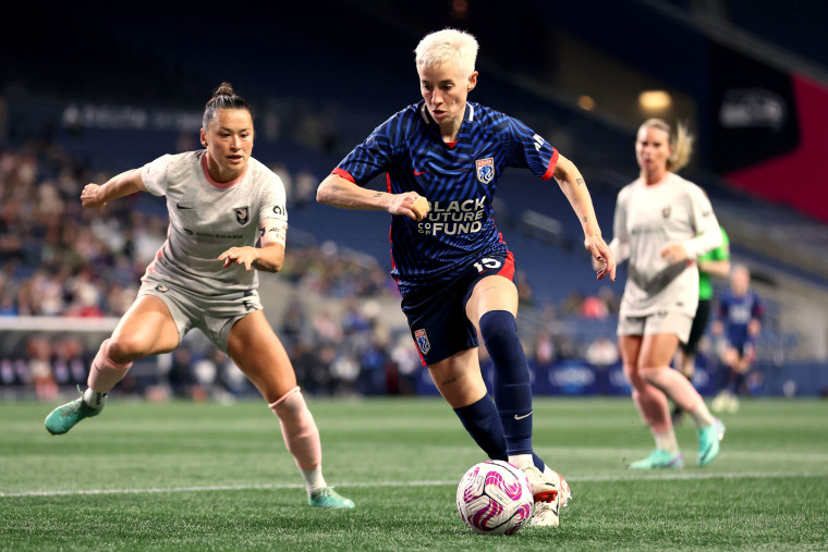  Megan Rapinoe controls the ball on the field.