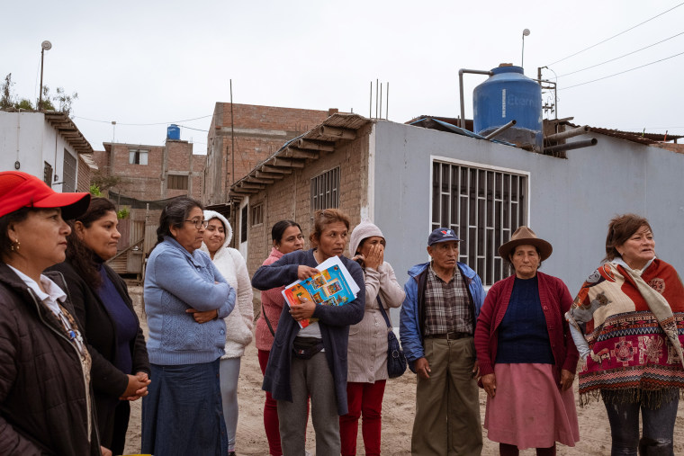 Residents of Peralvillo in Chancay, whose houses have been severely affected by the tunnel construction.