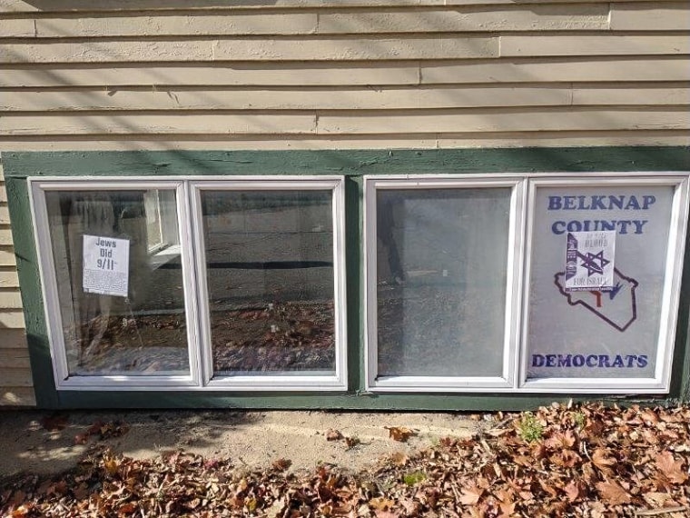 Se encontraron carteles afuera de la oficina del Partido Demócrata del condado de Belknap que mostraban una Estrella de David con un cuchillo atravesada y otro que acusaba a judíos de estar detrás de los ataques terroristas del 11 de septiembre.