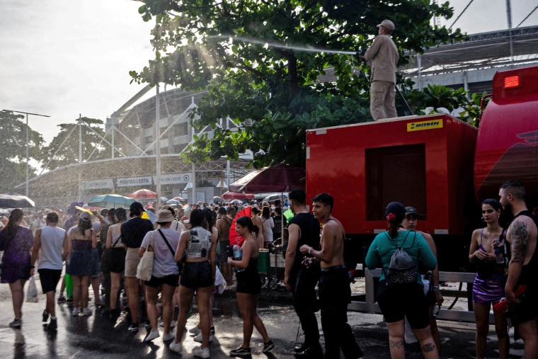 Image: Taylor Swift fans during the heat wave in Rio de Janeiro