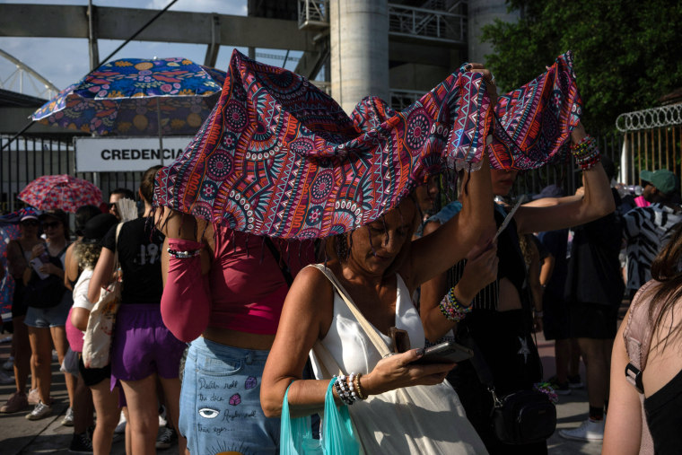 Image: Fans of Taylor Swift queue outside the Nilton Santos Olympic Stadium