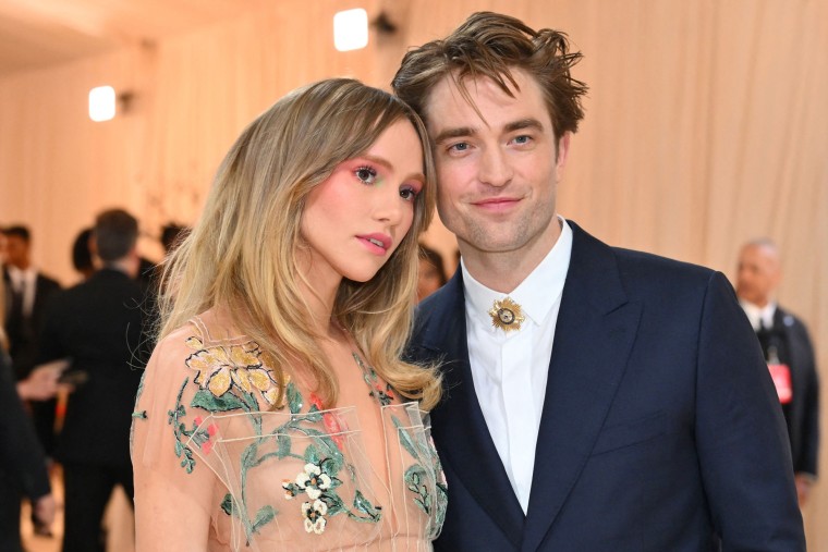 Suki Waterhouse, longtime girlfriend of Robert Pattinson, reveals pregnancy  during concert