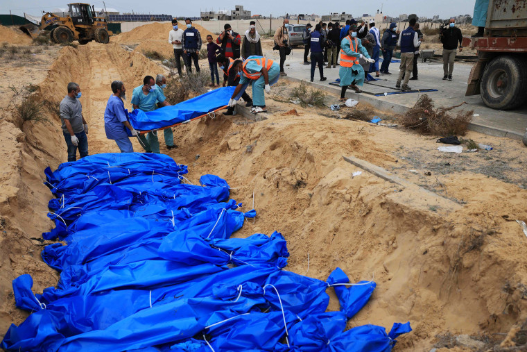 Gazans bury deceased in mass grave