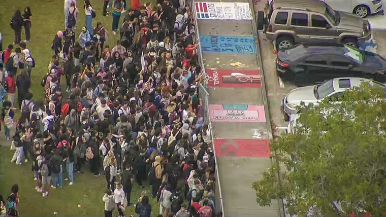 Schüler der Monarch High School in Coconut Creek verließen am Dienstag gegen Mittag den Unterricht, um gegen die Versetzung von Rektor James Cecil und seinen Mitarbeitern zu protestieren.
