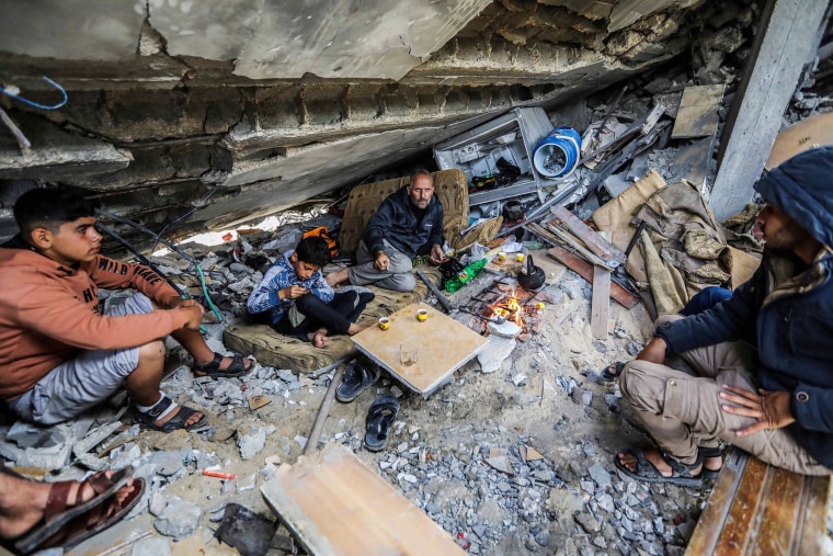 Image: As Gaza Ceasefire Holds, Residents Seek Food, Fuel And Other Aid