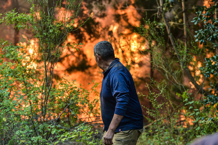 Um voluntário ajuda a combater um incêndio florestal em El Patagual, Chile