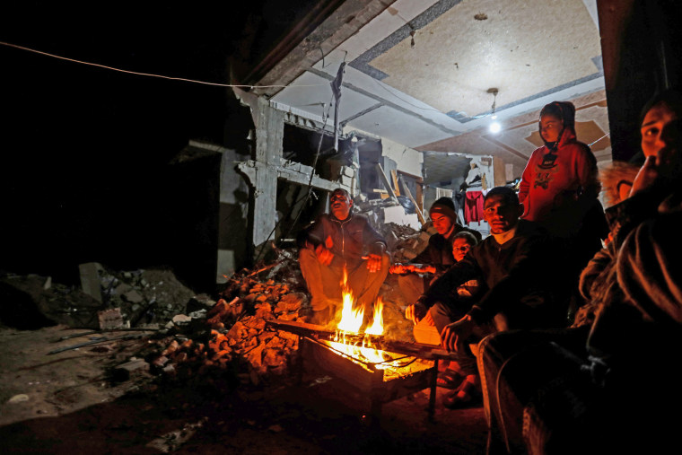 Image : Alors que le cessez-le-feu à Gaza est maintenu, les habitants recherchent de la nourriture, du carburant et d'autres aides