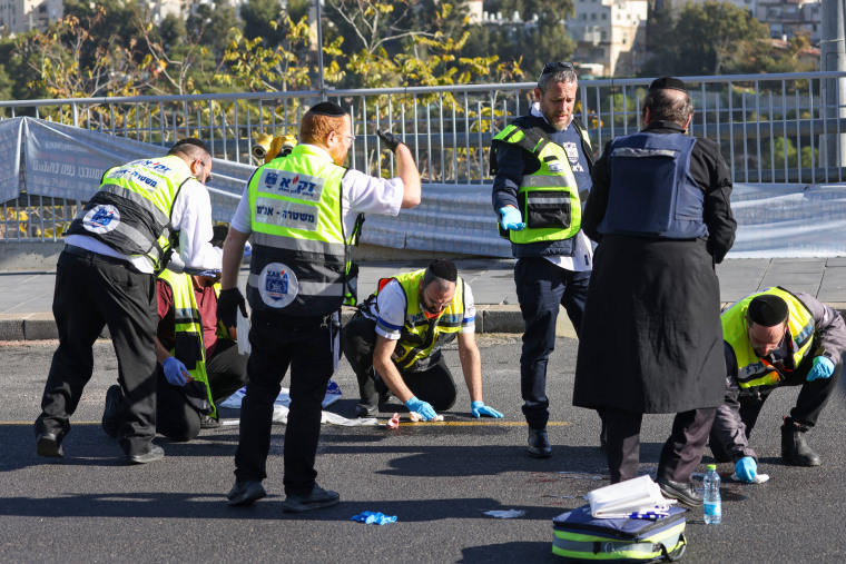 Israelilainen ryhmä tarkastaa ampumahyökkäyksen paikkaa lähellä bussipysäkkiä Jerusalemissa 30. marraskuuta 2023. 