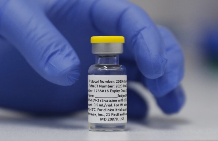 Un frasco de la vacuna contra el coronavirus producida por Novavax es mostrado en el hospital de la Universidad George en Londres, el 5 de agosto de 2021.
