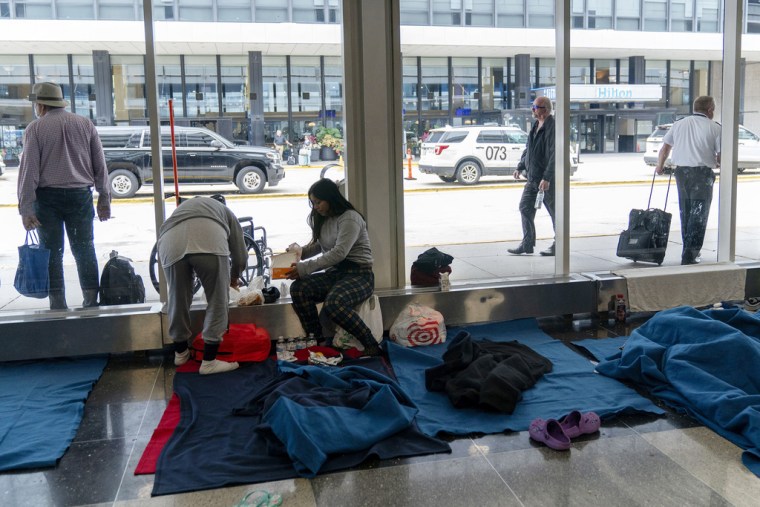 Migrantes, en un albergue improvisado en el aeropuerto internacional O'Hare, en Chicago, el 20 de septiembre de 2023.

