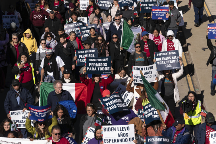 Inmigrantes que han estado en Estados Unidos durante años se manifiestan a favor de permisos de trabajo en Washington, DC, el 14 de noviembre de 2023.
