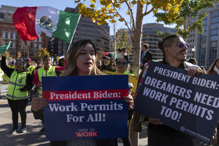 Inmigrantes claman por permisos de trabajo en Washington, DC, el 14 de noviembre de 2023.
