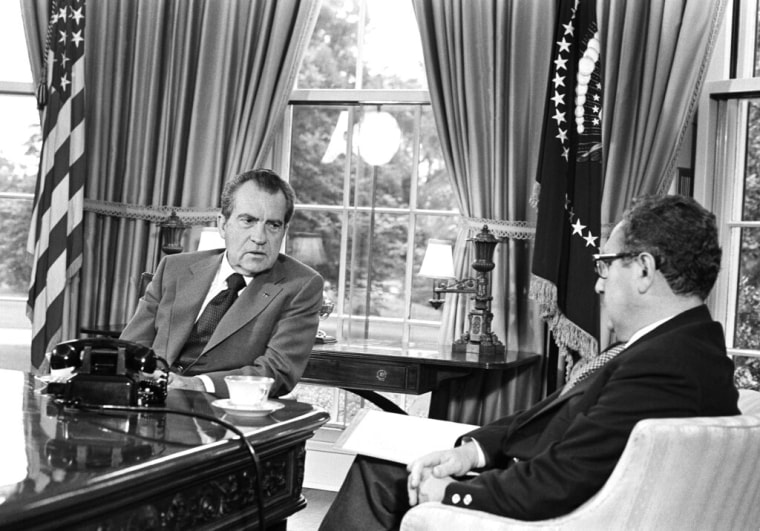 El presidente Richard Nixon conversa con Henry Kissinger, secretario de Estado, en la Oficina Oval, el lunes 8 de octubre de 1973. 