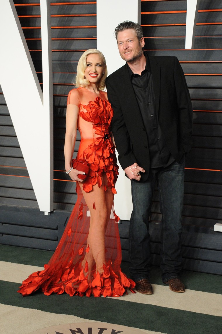 Gwen Stefani (L) and Blake Shelton attends the 2016 Vanity Fair Oscar Party hosted By Graydon Carter at Wallis Annenberg Center for the Performing Arts on February 28, 2016 in Beverly Hills, California. 
