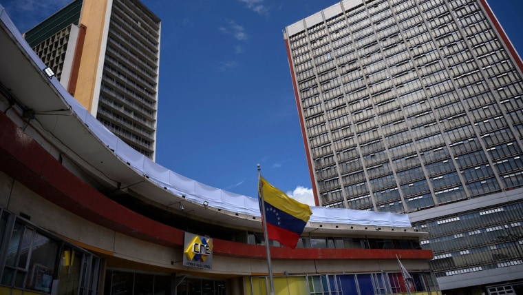 Una bandera venezolana ondea al frente de la sede del Consejo Nacional Electoral de Venezuela, en Caracas