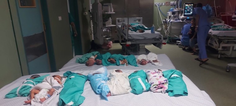 Bambini avvolti in coperte in una foto scattata dal dottor Marwan Abu Saada, chirurgo dell'ospedale Al-Shifa di Gaza City.