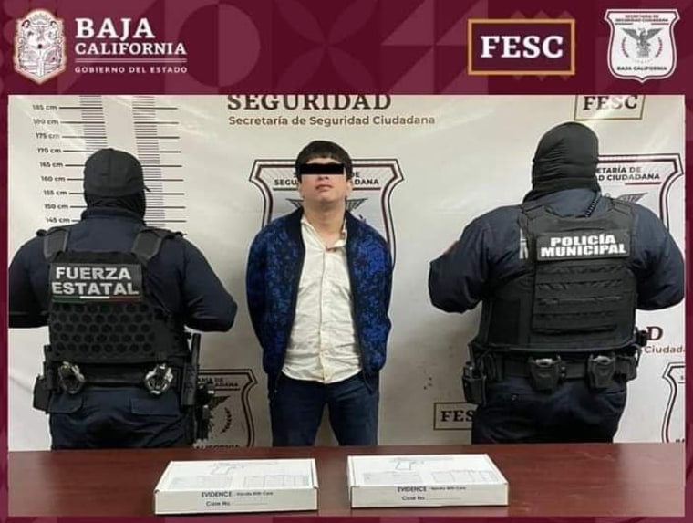 Foto de la detención del jefe de sicarios conocido como 'El Plaga', publicada por la Secretaría de Seguridad Ciudadana del Gobierno de Baja California.