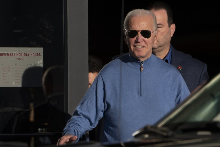 El presidente Joe Biden sale de la tienda Jos A. Bank en Greenville, Delaware, este sábado 18 de noviembre de 2023.