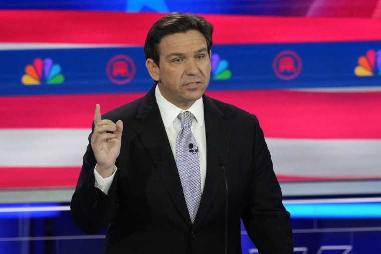 El candidato presidencial republicano, Ron DeSantis, habla durante el debate republicano organizado por NBC News. 