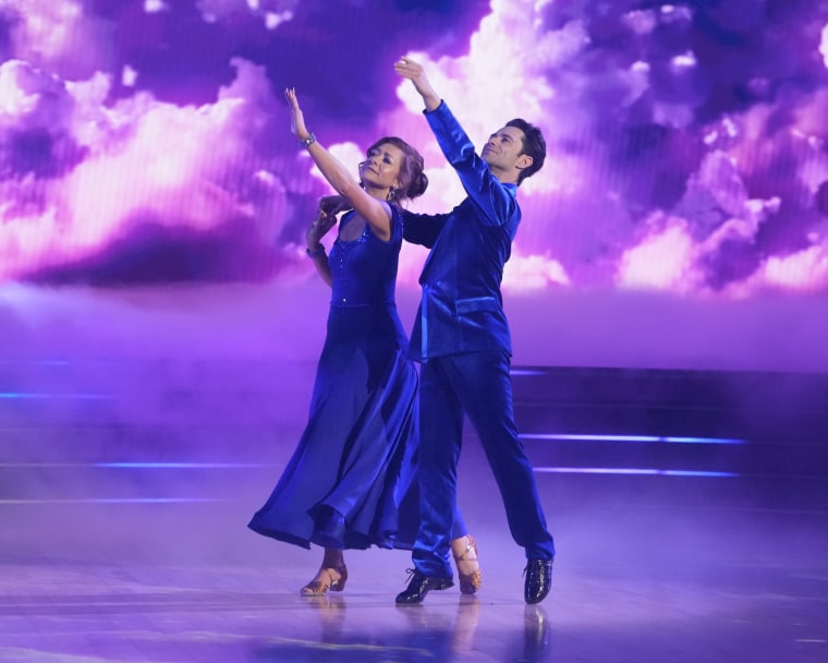 Alyson Hannigan and Sasha Farber performing during the Nov. 28 "DWTS" semifinals. 