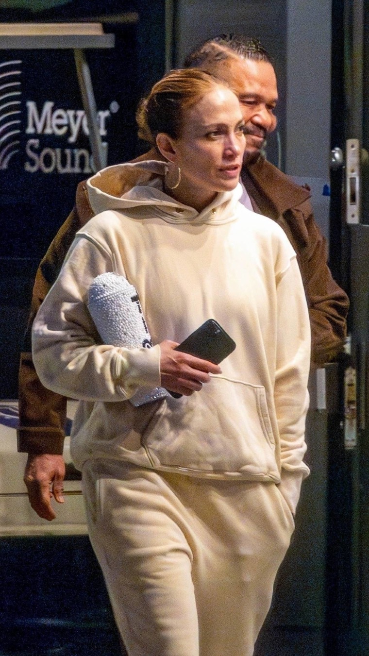 Jennifer Lopez sin maquillaje, saliendo de un ensayo en Los Ángeles, en compañía de su manager, Benny Medina.