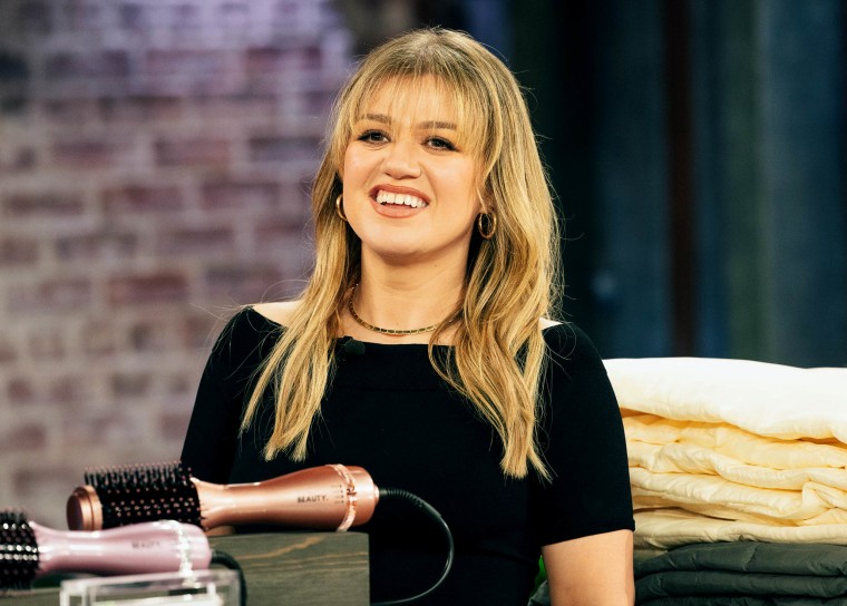 Kelly Clarkson Debuts Bangs and Fans Love Her New Look