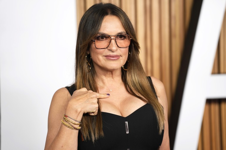 Mariska Hargitays Necklace Video Goes Viral At Glamour Women Of The Year Awards Dramawired 7897