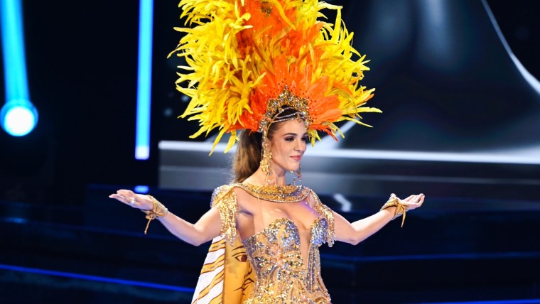 Miss Argentina en la competencia preliminar de traje típico en Miss Universo 72ª edición.