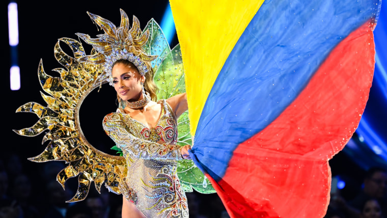 Miss Colombia en la competencia preliminar de traje típico en Miss Universo 72ª edición.
