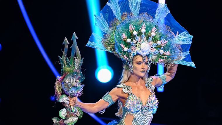 Miss Costa Rica en la competencia preliminar de traje típico en Miss Universo 72ª edición.