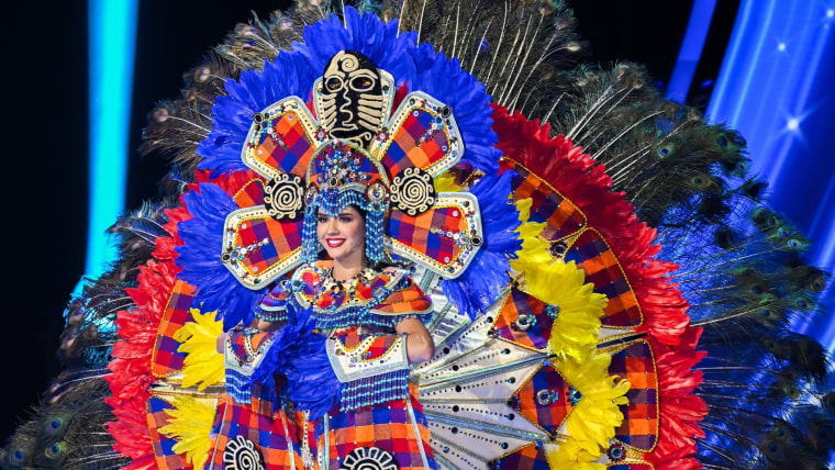 Miss Honduras en la competencia preliminar de traje típico en Miss Universo 72ª edición.