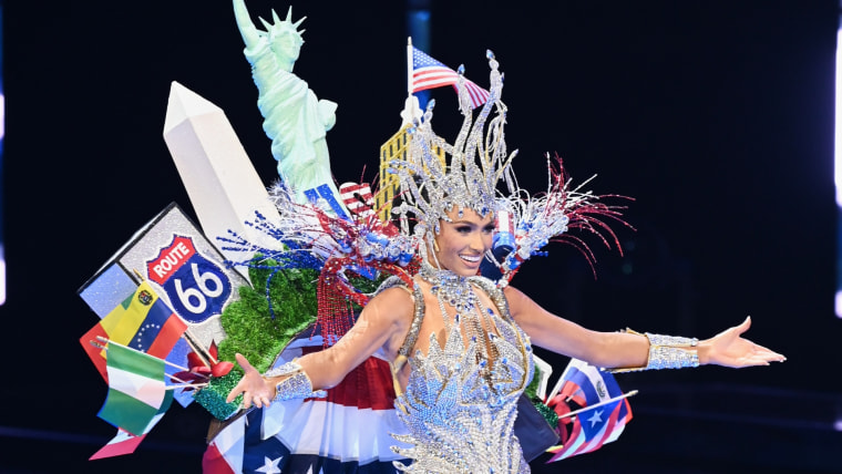 Miss USA en la competencia preliminar de traje típico en Miss Universo 72ª edición.