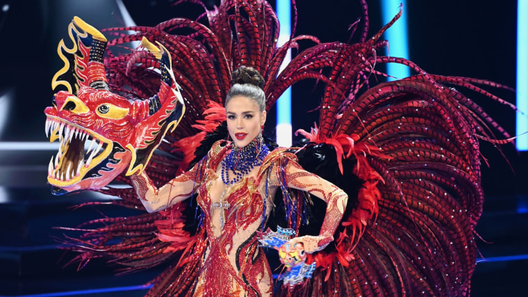 Miss Venezuela en la competencia preliminar de traje típico en Miss Universo 72ª edición.