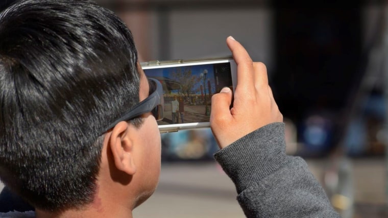 Un adolescente en Nuevo México toma una foto con su teléfono celular