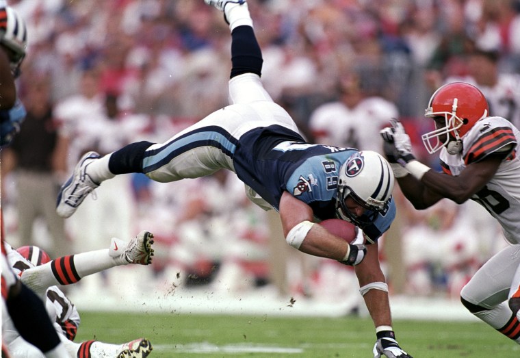  Frank Wycheck #89 of the Tennessee Titans dives into the endzone during the game against the Ceveland Browns in Nashville, Tenn. on Sept. 19, 1999. 