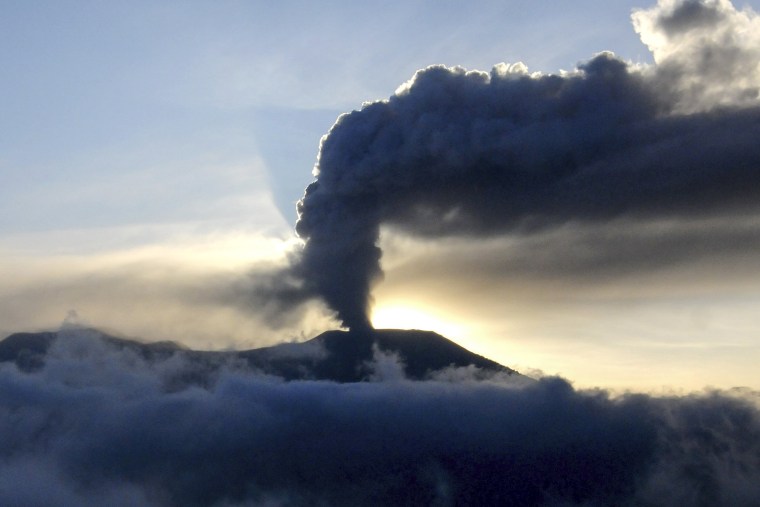 Image: Mount Marapi spews volcanic ash 